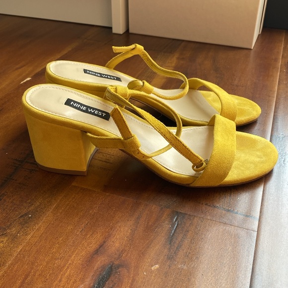Nine West Pruce Texture Block Heel Women Sandals Yellow Suede Size 7.5 - Picture 2 of 4